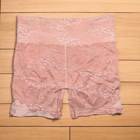 **SOLD** NEW Gymshark ADAPT CAMO SEAMLESS SHORTS - Picture 2 of 6